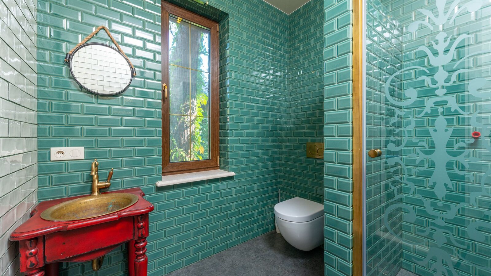 Salle de bains claire avec une vasque et des serviettes pliées à portée de main