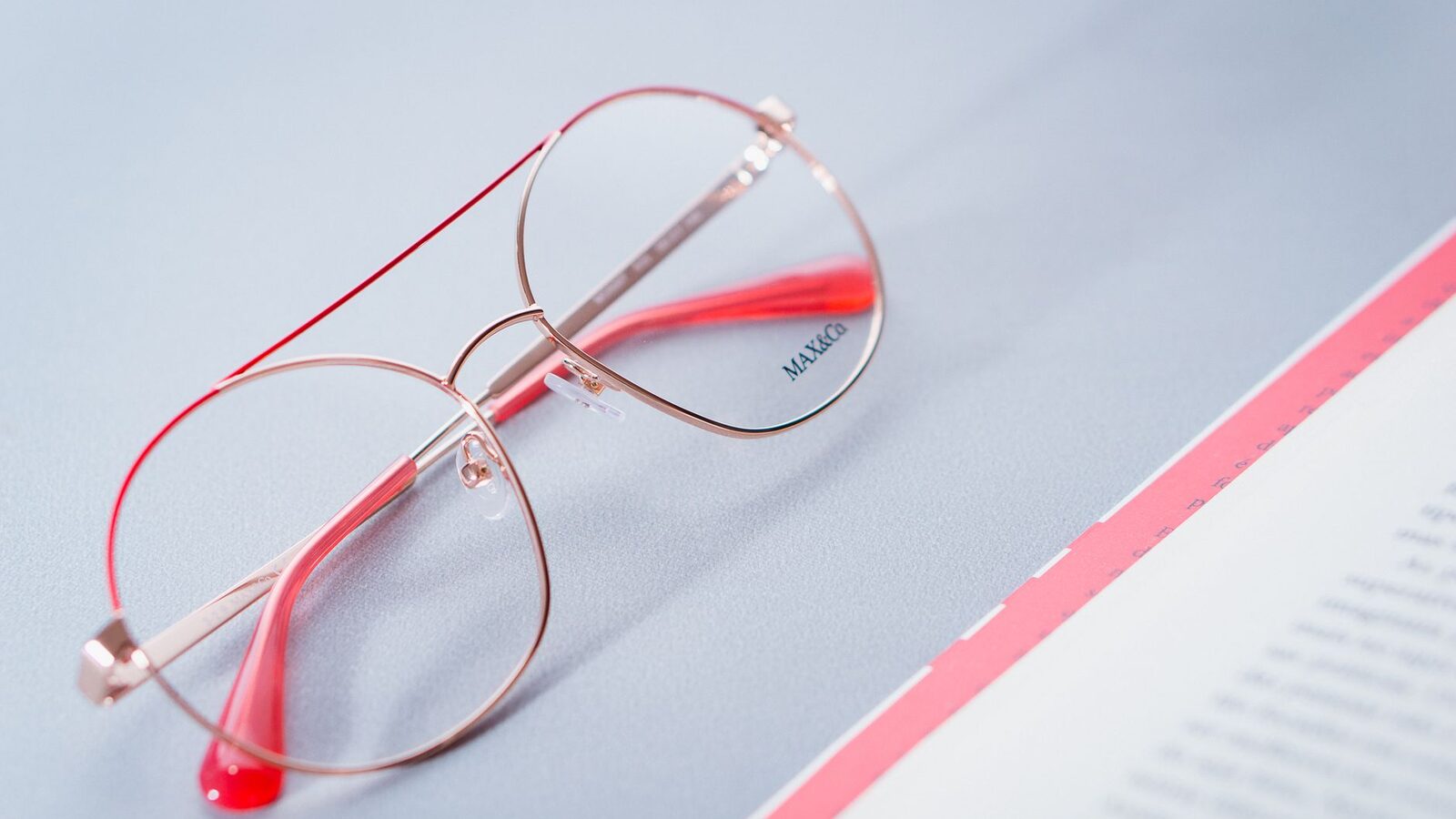 Ordonnance de lentilles et paire de lunettes posées sur une feuille blanche
