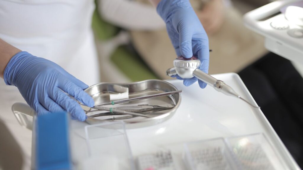 Instruments dentaires disposés sur un plateau en inox