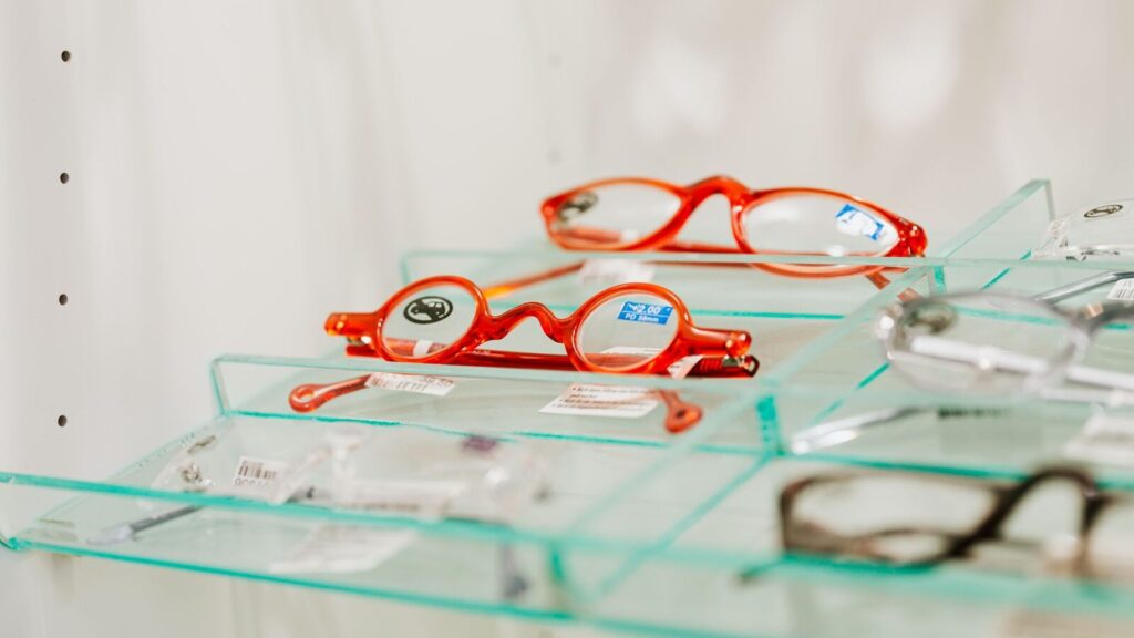 Présentoir de montures de lunettes dans une boutique d'optique
