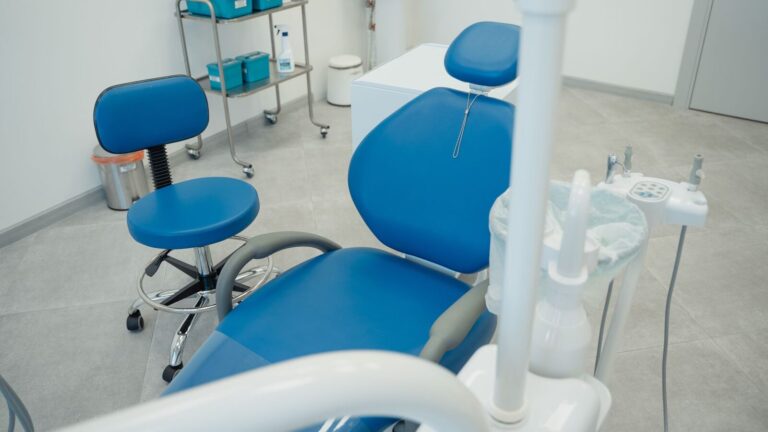 Fauteuil de cabinet dentaire bleu dans une salle de soins vide